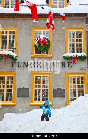 Petit Garçon jouant devant le Funiculaire en basse ville de Québec, Canada Banque D'Images