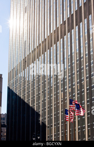 Des drapeaux américains devant 1 Penn Plaza à New York City Banque D'Images