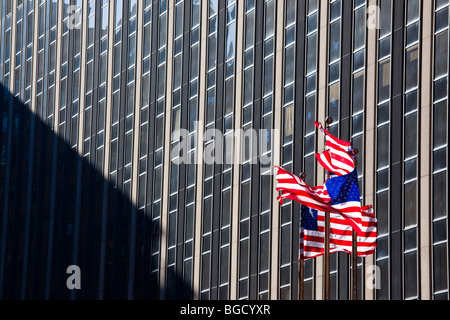 Des drapeaux américains devant 1 Penn Plaza à New York City Banque D'Images