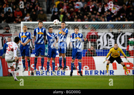 Coup-franc par ELSON, le VfB Stuttgart football club, contre le VfL Bochum wall Banque D'Images