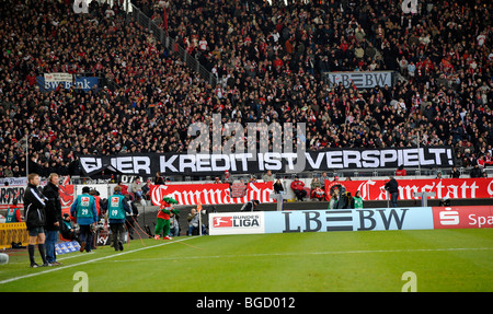 Transparent, bannière, expression de l'irritation, bloc ventilateur le VfB Stuttgart football club, Mercedes-Benz Arena Stadium, Stuttgart, B Banque D'Images