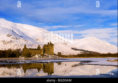 La recherche à travers un Loch Awe gelé en partie aux ruines de château de Kilchurn en Argyle, en Écosse. L'hiver (décembre) 2009. Banque D'Images