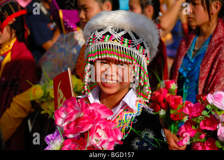 Festival, jeune femme Hmong, portrait, vêtus de vêtements traditionnels colorés, chapeaux, Xam Neua, province de Houaphan, Laos, Banque D'Images