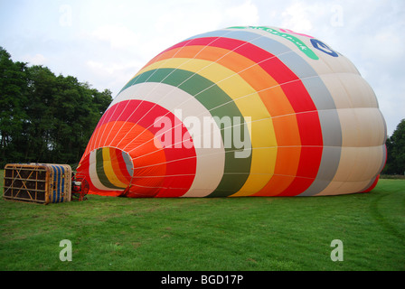 Hot Air Balloon le gonflement, Hurley, Angleterre Banque D'Images