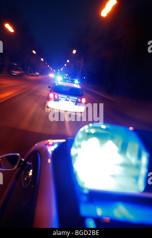 Voiture de patrouille de la police en bleu avec l'allumage des feux et sirène, l'Allemagne, de l'Europe. Banque D'Images