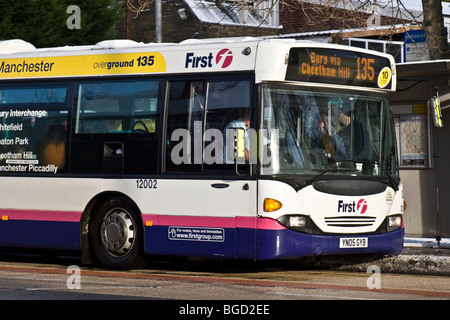 Bendy bus gérés par le premier bus sur Manchester Bury à vélo. Bury Old Road, Prestwich, Manchester, UK Banque D'Images