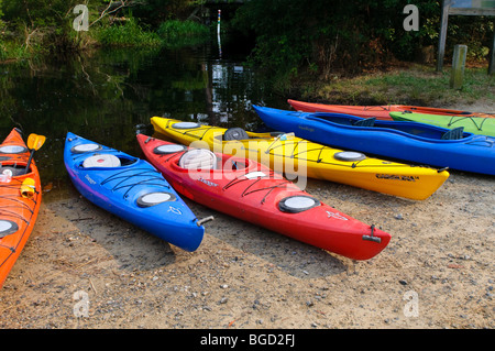 Aventure, kayaks échoué sur les rives de la rivière Crocodile, North Carolina, USA Banque D'Images