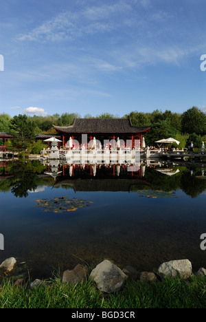 Berlin. L'Allemagne. Pavillon chinois et d'un salon de thé dans les jardins du monde (Garten der Welt) Parc de loisirs à Marzahn. Banque D'Images