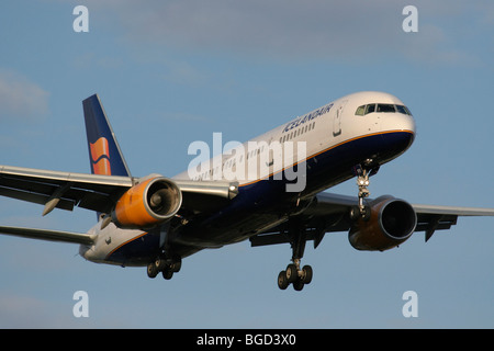 Le transport aérien commercial. Icelandair Boeing 757-200 Banque D'Images