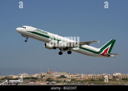 Les voyages aériens. Alitalia Airbus A321 avion à réaction au décollage à Malte Banque D'Images