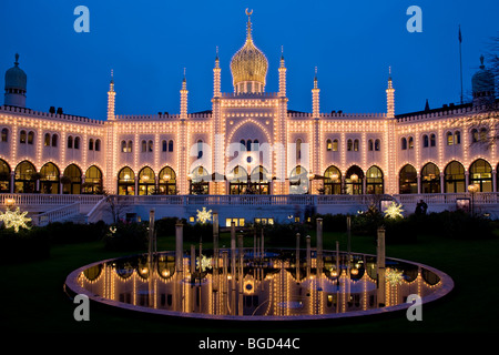 Le restaurant lumineux de fête Cngi de Tivoli, Copenhague, Danemark, Europe Banque D'Images