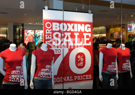 Vente de magasin dans un centre commercial sur un Boxing Day à Toronto, au Canada. Banque D'Images