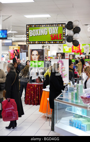 Le lendemain de la vente dans un magasin Sears dans un centre commercial de Toronto, Canada. Banque D'Images