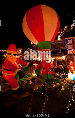 Au cours de la haut sapin Noël décorations pour la charité à l'extérieur d'une maison à Hays Lane Bromley Kent UK Banque D'Images