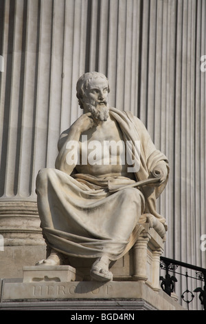 Statue du philosophe grec Hérodote en face des colonnes de l'édifice du Parlement, Vienne, Autriche Banque D'Images