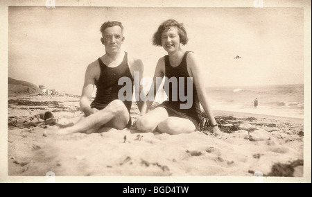 Photo "Vintage" de couple avec des ovnis en arrière-plan. Banque D'Images