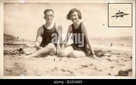 Photo "Vintage" de couple avec des ovnis en arrière-plan. Ovni (inset) et élargie. Banque D'Images