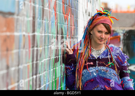 Jeune femme avec des cheveux de couleur hippie contre mur graffiti modèle entièrement libéré Banque D'Images