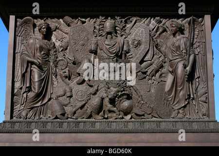 Bas-relief sur la colonne Alexandre commémorant la victoire russe sur Napoléon en 1812 à la place du palais de Saint-Pétersbourg, Russie Banque D'Images