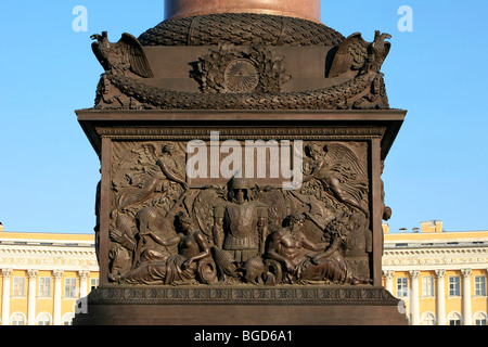 Bas-relief sur la colonne Alexandre commémorant la victoire russe sur Napoléon en 1812 à la place du palais de Saint-Pétersbourg, Russie Banque D'Images