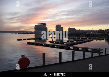 Coucher de soleil d'hiver en direction de l'hôtel St Davids, dans la baie de Cardiff, au pays de Galles, lumière naturelle du Royaume-Uni Banque D'Images