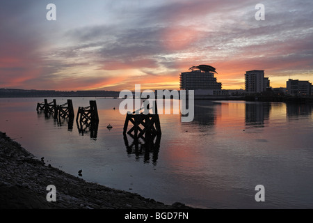 Coucher de soleil en hiver vue vers St Davids Hotel, sur Cardiff Bay Wales UK, lumière naturelle Banque D'Images