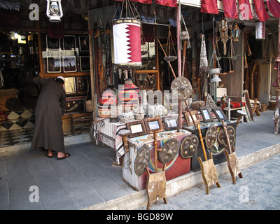 Des bibelots pour vendre aux touristes dans le Souq Waqif à Doha Qatar Banque D'Images