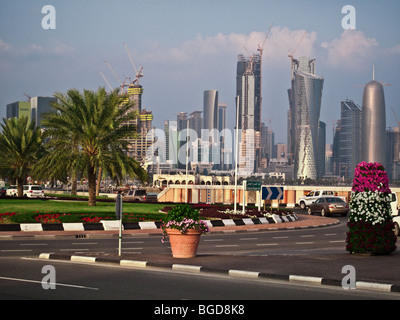 Doha Qatar Moyen-orient ÉMIRATS ARABES UNIS Emirats Arabes Unis ville palmier-ronde sur le trafic de la ville de racleur de ciel Banque D'Images