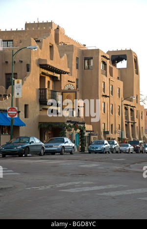 L'hôtel La Fonda, à la fin de la célèbre Santa Fe Trail, a une riche histoire dans cette ville capitale, à Santa Fe, Nouveau Mexique. Banque D'Images