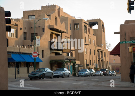 L'hôtel La Fonda, à la fin de la célèbre Santa Fe Trail, a une riche histoire dans cette ville capitale, à Santa Fe, Nouveau Mexique. Banque D'Images