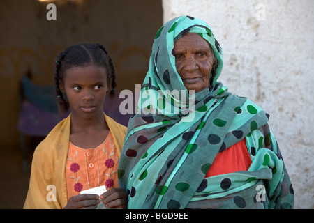 Famille - grand-mère avec sa petite-fille dans Shemkya village en 4e région, catharact Nil Nubie, Soudan Banque D'Images