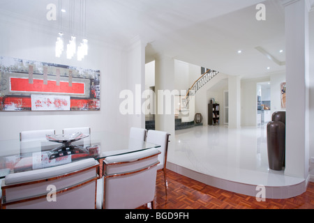 Accueil de luxe avec intérieur salle à manger donnant sur escalier et couloir Banque D'Images