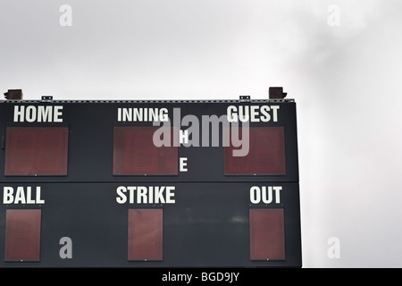 Un tableau de bord de base-ball, tourné contre un ciel couvert. Banque D'Images