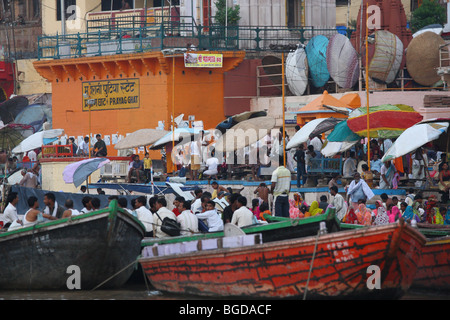 Beaucoup de gens sur les bateaux, dans la rivière gange, Benares, Varanasi, Inde,asia Banque D'Images