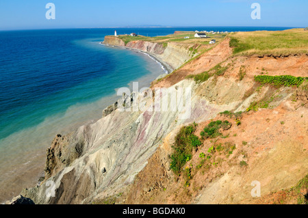 Falaises colorées près de pointe de la lumière, l'île d'entrée, l'île d'Entrée, Îles de la Madeleine, Îles de la Madeleine, Québec Maritime, C Banque D'Images