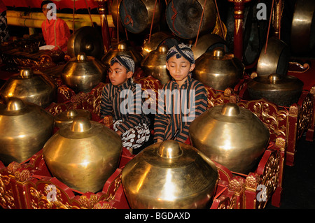 Enfants jouant la musique du gamelan, métallophones à Yogyakarta, Java, Indonésie, Asie du sud-est Banque D'Images