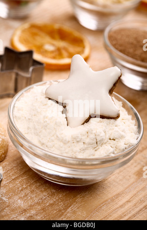 Ingrédients, la farine avec la cannelle biscuit en forme d'étoile Banque D'Images