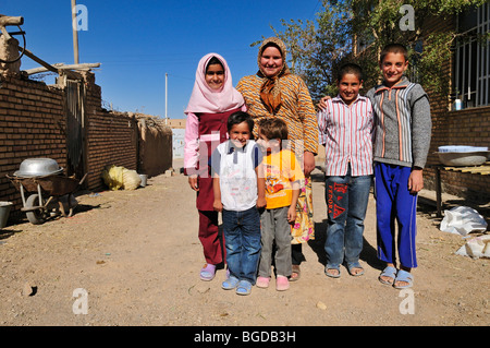 Les enfants iraniens, garçons et filles, dans un village près de Nain, Ispahan, Ispahan, en Perse, l'Iran, l'Asie Banque D'Images