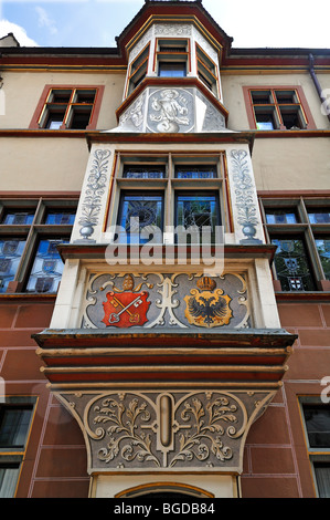 Décoratives, baie vitrée de plusieurs étages de la 'Basler Hof 1494', Basler Strasse 40, Freiburg, Bade-Wurtemberg, Allemagne, Europe Banque D'Images