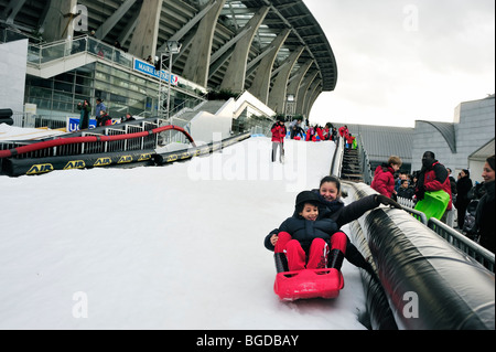 Paris, France, enfants Tobogganing sur la neige au 'Charlety Stadium » Paris parc de sports en plein air, stade public de France Banque D'Images