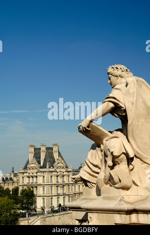 Musée du Louvre et Beaux-Arts ou Sculpture classique ou Statue avec Livre sur la terrasse du Musée d'Orsay ou du Musée d'Orsay, Paris, France Banque D'Images