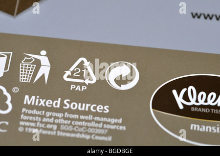Symboles de recyclage sur les tissus Kleenex mansize fort Banque D'Images
