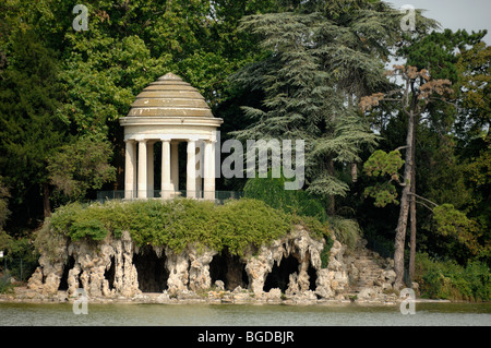 Temple de l'Amour de style classique, folie, grotte, île et lac Daumesnil, Parc de Vincennes ou Bois (Bois de Vincennes), Paris, France Banque D'Images