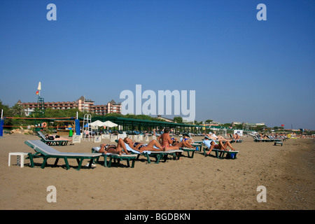 Les touristes à bronzer sur la plage, à Belek. Banque D'Images