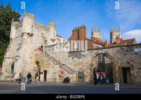 Bootham Bar, porte et mur avec l'arrière de la cathédrale de York, York, Yorkshire, Angleterre, Royaume-Uni, Europe Banque D'Images