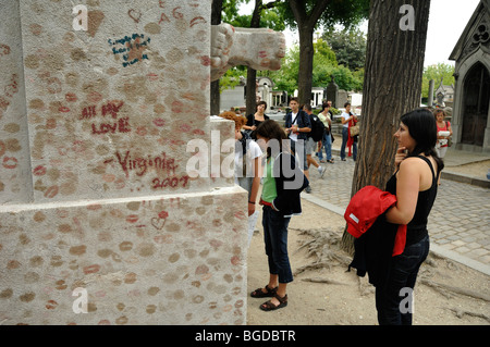 Touristes ou visiteurs et bisous de Lipstick sur le tombeau d'Oscar Wilde, cimetière du Père Lachaise, Paris, France Banque D'Images