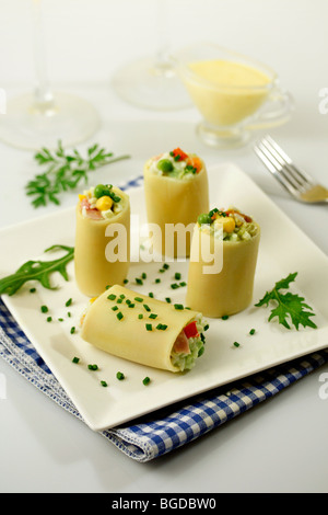 Paccheri pâtes avec salade. Recette disponible. Banque D'Images