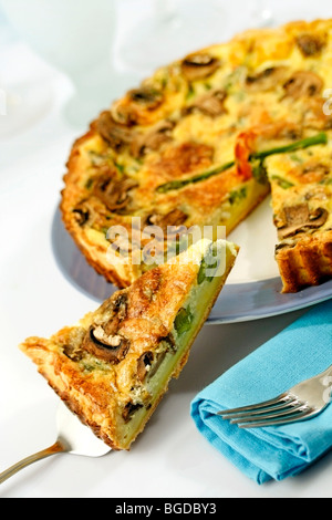 Quiche aux asperges aux crevettes et champignons. Recette disponible. Banque D'Images