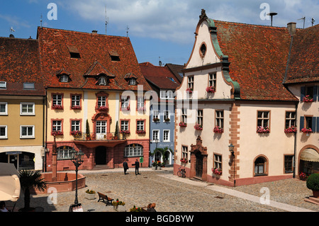 Altes Buergerhaus datant de 1775, à gauche, l'Ancien hôtel de ville, à droite, le marché, l'Endingen am Kaiserstuhl, Bade-Wurtemberg, Allemagne Banque D'Images