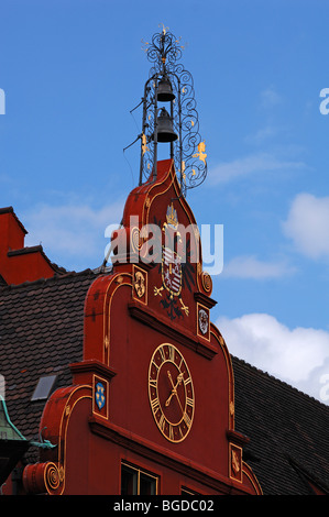 Gable avec des cloches sur l'Ancien hôtel de ville à partir de la fin du 13ème siècle, Rathausplatz 4, Freiburg im Breisgau, Baden-Wuerttember Banque D'Images